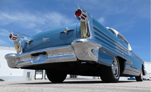 El coche retro y el sueño del auto volador