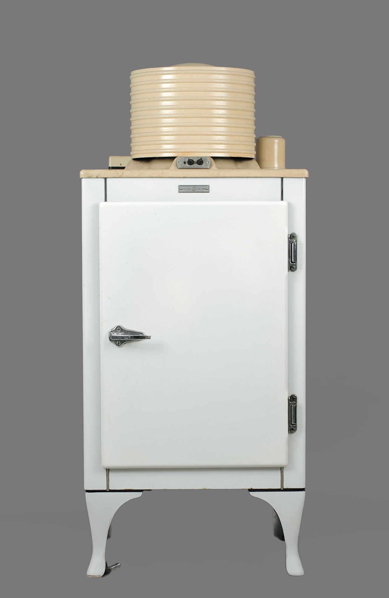 https://lomasvintage.com/wp-content/uploads/2026/01/2003.56_GERefrigerator_front.jpg